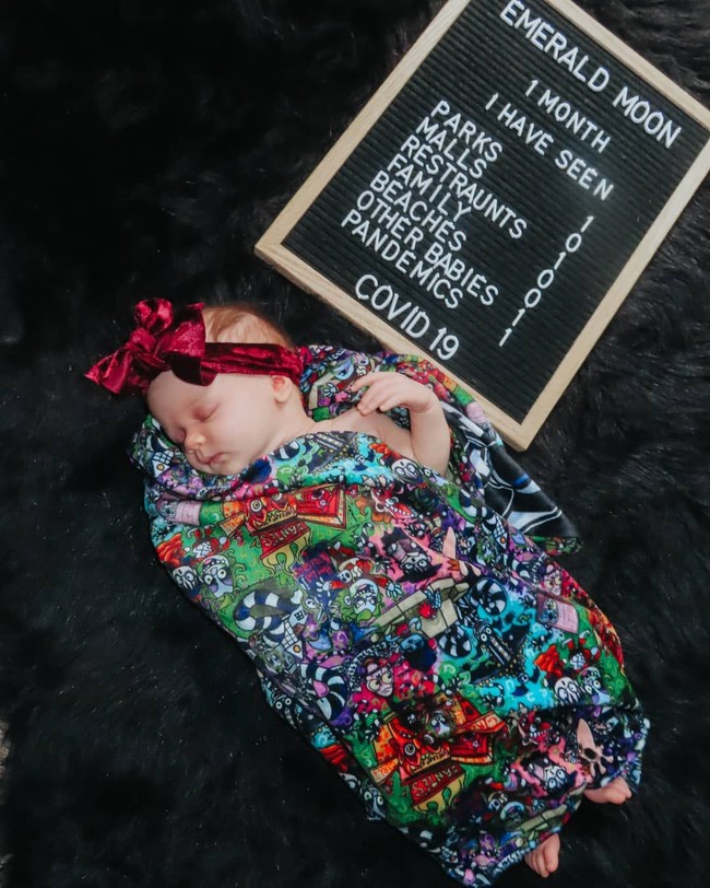 Salah satu orangtua mengaku cara ini dilakukan untuk membuat suasana yang tegang menjadi lebih ceria. Membuat cahaya di situasi di mana kami aman di rumah adalah salah satu cara untuk membuat mereka merasa aman dan dicintai. Aku sadar kita punya semua foto momen Tyler, mengapa tidak ini? kata Christina Wecker kepada Today. Foto: Instagram @katt.mama.sissy