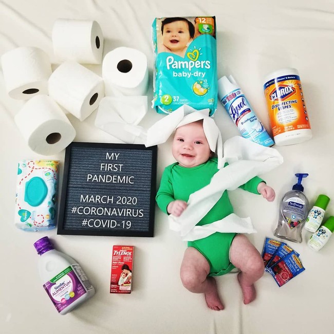 Beberapa orangtua menambahkan tulisan untuk menandai fase-fase awal kehidupan bayi mereka yang diwarnai dengan pandemi virus Corona. Foto: Instagram @taylors_on_the_go