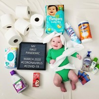 Beberapa orangtua menambahkan tulisan untuk menandai fase-fase awal kehidupan bayi mereka yang diwarnai dengan pandemi virus Corona. Foto: Instagram @taylors_on_the_go