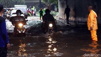 Banjir ini juga mengakibatkan kemacetan.