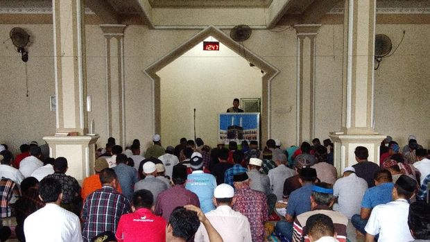 Suasana salat Jumat di Masjid Jami Nurul Ilham Kassi.