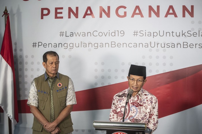 PENYELENGGARAAN IBADAH DALAM SITUASI WABAH COVID-19 Imam Besar Masjid Istiqlal Nasaruddin Umar (kanan) didampingi Ketua Gugus Tugas Percepatan Penanganan COVID-19 yang juga Ketua BNPB Doni Monardo (kiri) memberikan keterangan pers terkait Fatwa MUI No 14 Tahun 2020 tentang Penyelanggaraan Ibadah dalam Situasi Terjadi Wabah COVID-19 di Graha BNPB, Jakarta, Jumat (20/3/2020). Imam Besar Masjid Istiqlal Nasaruddin Umar menyatakan Masjid Istiqlal tidak menggelar ibadah Salat Jumat mulai Jumat (20/3) hingga dua Jumat ke depan, untuk mencegah penyebaran virus Corona (COVID-19). ANTARA FOTO/Aprillio Akbar/pd.