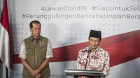 Imam Besar Masjid Istiqlal Nasaruddin Umar (kanan) dan Ketua Gugus Tugas Percepatan Penanganan COVID-19 yang juga Ketua BNPB Doni Monardo (kiri) memberikan keterangan pers terkait Fatwa MUI No 14 Tahun 2020 tentang Penyelanggaraan Ibadah dalam Situasi Terjadi Wabah COVID-19 di Graha BNPB, Jakarta, Jumat (20/3/2020).