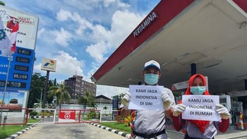 Pegawai SPBU Pertamina tetap bekerja melayani pembelian BBM untuk masyarakat (erickthohir/Instagram)
