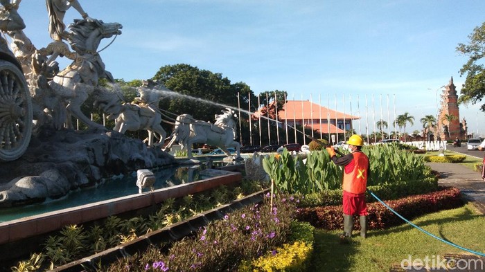 Taman Kota Hingga Pura di Badung Bali Disemprot Disinfektan