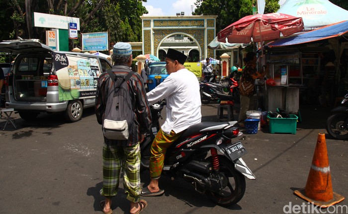 Masjid Sunda Kelapa Tak Gelar Salat Jumat, Warga Balik Kanan Selain itu segala bentuk aktifitas dakwah di Masjid Agung Sunda Kelapa juga ditunda sampai batas waktu yang belum ditentukan.