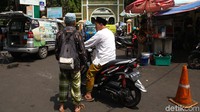 Warga yang sudah hadir tampak balik kanan karena Masjid Agung Sunda Kelapa tidak menggelar salat Jumat.
