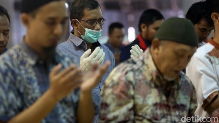Masjid Istiqlal menggelar salat zuhur berjamaah sebagai pengganti salat Jumat. Para imam dan jemaah juga membaca qunut nazilah di tengah wabah corona.