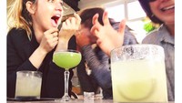 Masih ditemani racikan cocktail, wanita berambut pirang ini nampak menikmati momen seru bersama temannya. Foto: Instagram ana_d_armas