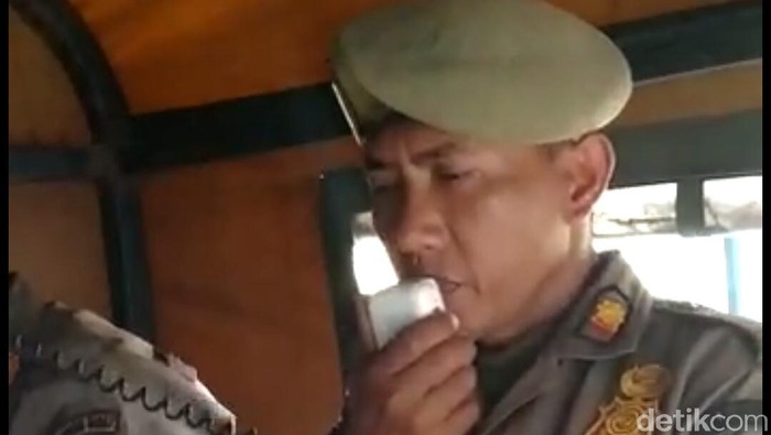 Petugas Satpol PP