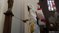 Patung-patung disemprot disinfektan.
