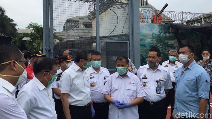 Ketua Palang Merah Indonesia (PMI) Jusuf Kalla (JK) dan Menteri Hukum dan HAM Yasonna Laoly memantau kegiatan sterilisasi Lapas Kelas 1 Cipinang, Jakarta Timur.