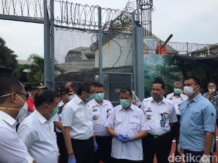 Ketua Palang Merah Indonesia (PMI) Jusuf Kalla (JK) dan Menteri Hukum dan HAM Yasonna Laoly memantau kegiatan sterilisasi Lapas Kelas 1 Cipinang, Jakarta Timur.