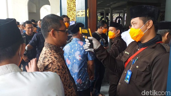 masjid al akbar gelar salat jumat