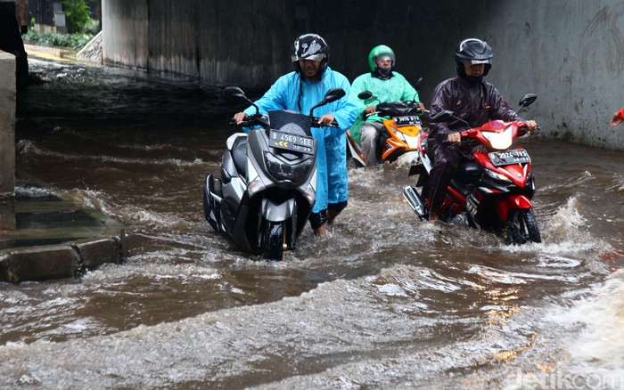 Hujan deras yang mengguyur Jakarta mebuat Kolong Semanggi, Jakarta Selatan, tergenang banjir, Jumat (20/3/2020). Sejumlah sepeda motor pun mogok.