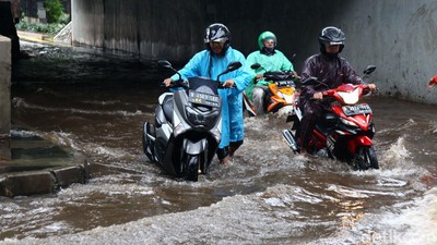 Kolong Semanggi Tergenang, Sejumlah Sepeda Motor Mogok