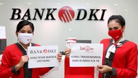 Meskipun demikian, layanan perbankan tetap beroperasi di Bank DKI. Petugas menyarankan agar nasabah dapat melakukan transaksi dari rumah saja dengan menggunakan produk perbankan digital yaitu JakOne Mobile. Foto: dok. Bank DKI
