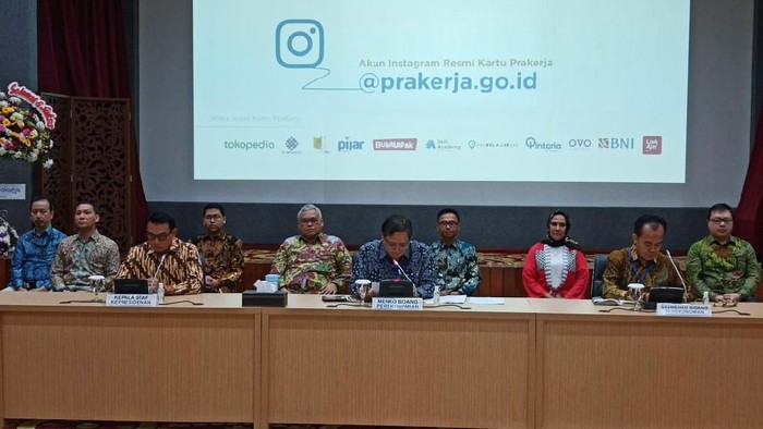 Capres Jokowi memamerkan KIP Kuliah, Kartu Pra-Kerja, dan Kartu Sembako Murah