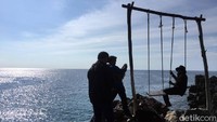Kawasan tebing batu sangat instagramable. Di bagian puncaknya, ada ayunan yang dibuat oleh warga. (Abdy Febriady/detikcom)