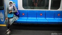 Kini para penumpang menggunakan moda transportasi umum tersebut dengan menjaga jarak.