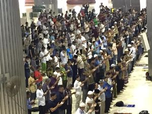 Zuhur Tetap Ada Meski Salat Jumat Ditiadakan di Masjid Istiqlal, Saf Tak Rapat