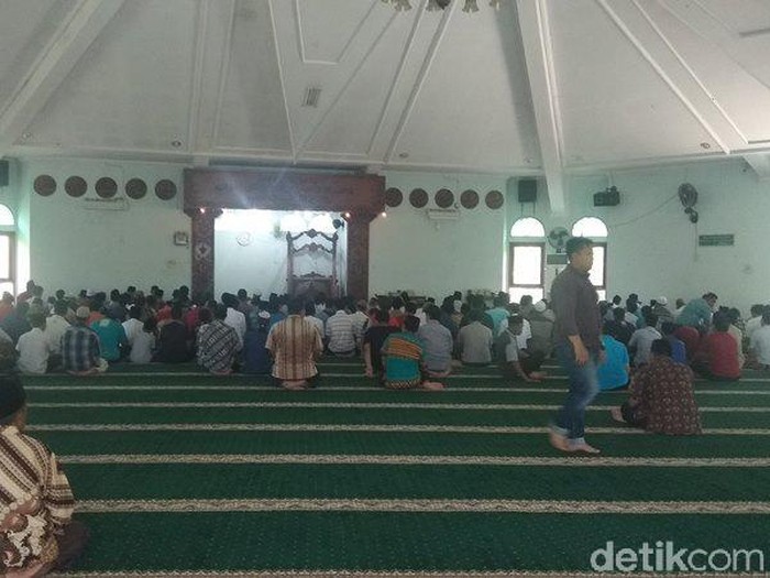 Suasana salat Jumat di Masjid Agung An Nuur, Kabupaten Magelang, Jumat (20/3/2020).