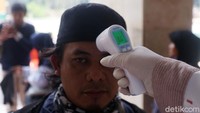 Jamaah yang datang juga diukur suhunya.
