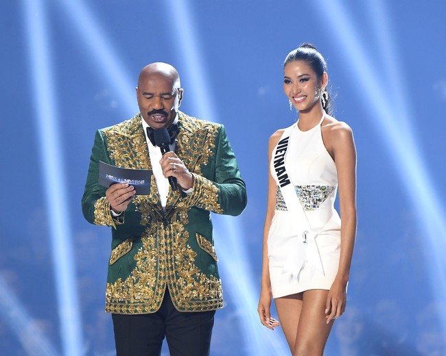 Inilah aksi Mia Hoang di panggung Miss Universe 2019. Ia mencetak prestasi dengan menembus 20 besar. (Foto: Getty Images/Paras Griffin)