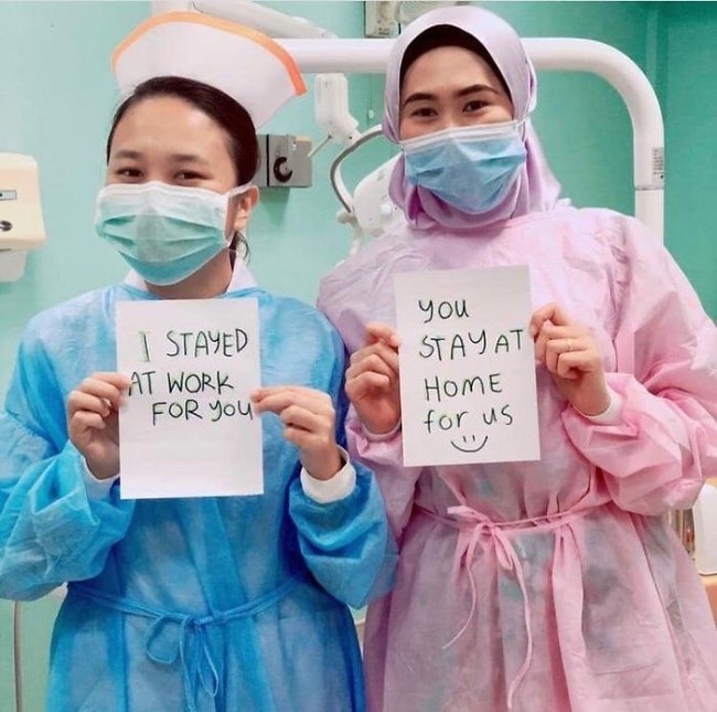 Para dokter dan perawat di seluruh dunia pun harus memohon kepada masyarakat awam agar orang-orang mau mematuhi imbauan berdiam diri di rumah, lewat kampanye Stay Home: Save Lives. Foto: Bored Panda/Twitter