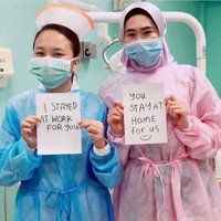 Para dokter dan perawat di seluruh dunia pun harus memohon kepada masyarakat awam agar orang-orang mau mematuhi imbauan berdiam diri di rumah, lewat kampanye Stay Home: Save Lives. Foto: Bored Panda/Twitter