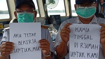 Pegawai ASDP tetap bekerja untuk memastikan lancarnya penyeberangan antar pulau (erickthohir/Instagram)