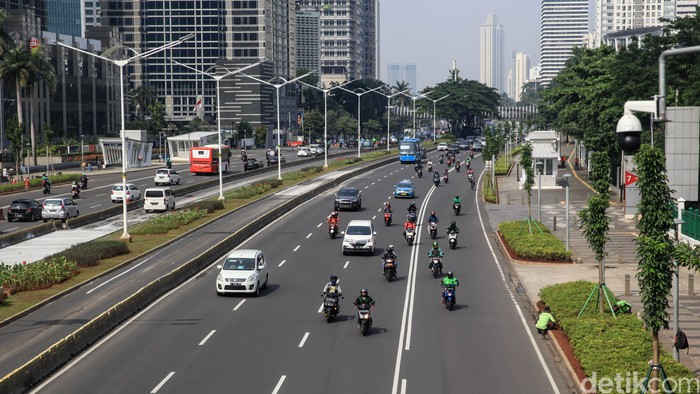 Himbauan bekerja dari rumah untuk meminimalisir persebaran virus corona berdampak pada arus lalu lintas yang lebih sedikit. Seperti terlihat di Jalan Sudirman, Jakarta.