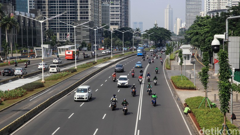 Tanpa Ganjil-genap, Jalan Sudirman Tetap Lengang Himbauan bekerja dari rumah untuk meminimalisir persebaran virus corona berdampak pada arus lalu lintas yang lebih sedikit. Seperti terlihat di Jalan Sudirman, Jakarta.