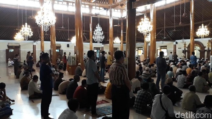 Suasana Salat Jumat di Masjid Agung Surakarta, Jumat (20/3/2020).