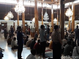 Tetap Gelar Jumatan, Khotbah di Masjid Agung Solo Cuma 10 Menit