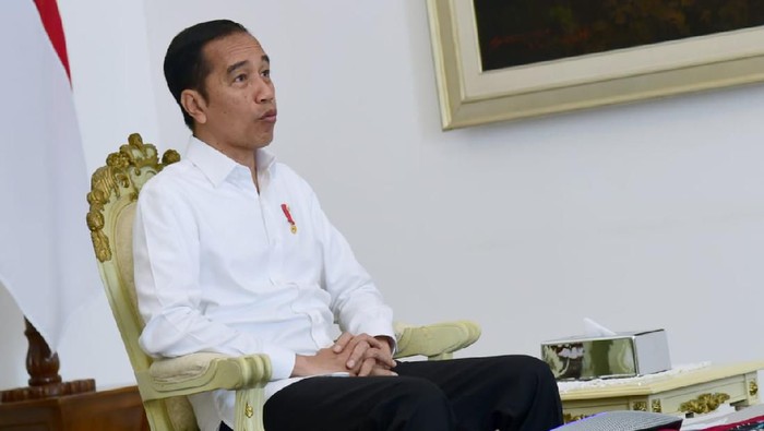 Presiden Jokowi dalam rapat terbatas secara video conference.