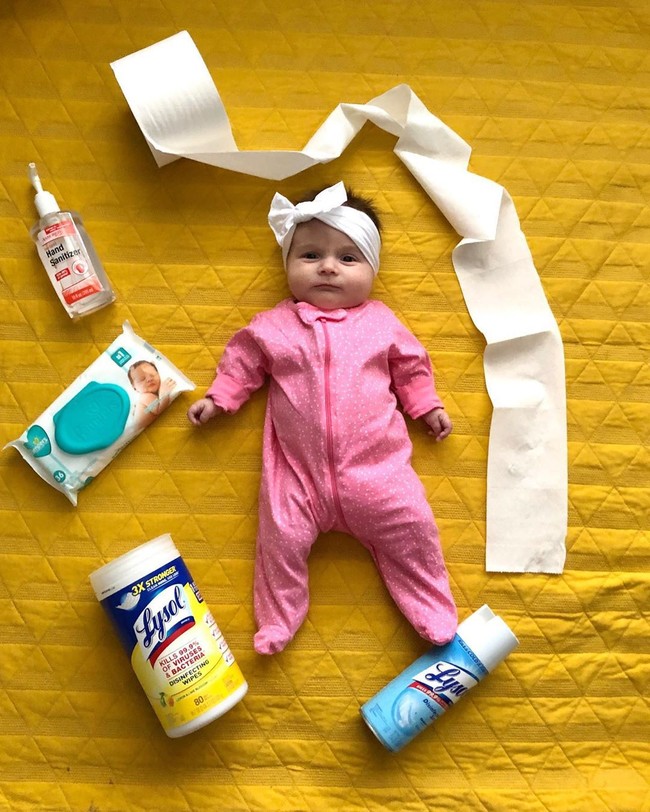 Tema tersebut pun umumnya menampilkan para bayi dengan perlengkapan bayi sekaligus produk-produk yang banyak diborong selama virus Corona mewabah. Foto: Instagram @andreamlucas