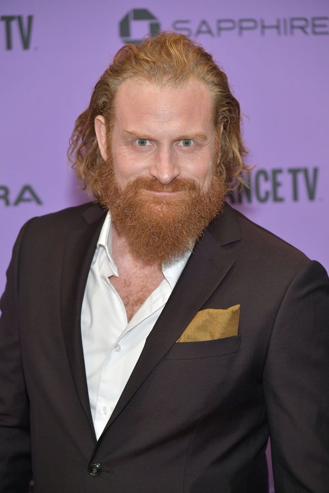 Bintang serial Game of Thrones, Kristofer Hivju mengumumkan di Instagramnya bahwa dia positif terinfeksi COVID-19. Pemeran Tormund Giantsbane dalam serial HBO tersebut mengaku dia dan keluarganya kini melakukan isolasi di rumah. Kami dalam kondisi sehat. Aku hanya memiliki gejala flu ringan, katanya. Meski demikian aktor Norwegia itu menyerukan kepada followersnya untuk tak meremehkan virus Corona. Jadi aku meminta kalian untuk sangat hati-hati, selalu cuci tangan, jaga jarak 1,5 meter dengan orang lain, karantina diri, lakukan apapun yang kalian bisa untuk menghentikan penyebaran virus ini, sarannya. Foto: Getty Images/Neilson Barnard