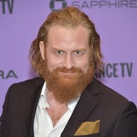 Bintang serial Game of Thrones, Kristofer Hivju mengumumkan di Instagramnya bahwa dia positif terinfeksi COVID-19. Pemeran Tormund Giantsbane dalam serial HBO tersebut mengaku dia dan keluarganya kini melakukan isolasi di rumah. Kami dalam kondisi sehat. Aku hanya memiliki gejala flu ringan, katanya. Meski demikian aktor Norwegia itu menyerukan kepada followersnya untuk tak meremehkan virus Corona. Jadi aku meminta kalian untuk sangat hati-hati, selalu cuci tangan, jaga jarak 1,5 meter dengan orang lain, karantina diri, lakukan apapun yang kalian bisa untuk menghentikan penyebaran virus ini, sarannya. Foto: Getty Images/Neilson Barnard
