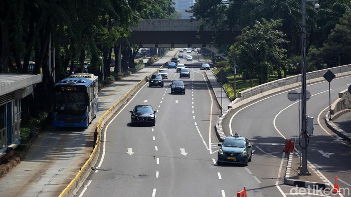 Himbauan bekerja dari rumah untuk meminimalisir persebaran virus corona berdampak pada arus lalu lintas yang lebih sedikit. Seperti terlihat di Jalan Sudirman, Jakarta.