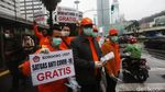 Agung Laksono Bagi-bagi Masker ke Pengendara