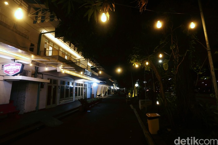Potret Sepinya M Bloc Space Akibat Wabah Corona Tempat nongkrong seru M Bloc Space, Jakarta, terlihat sepi, Kamis (19/3) malam. Sepinya pengunjung disebabkan mewabahnya virus corona.