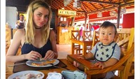 “Happy meal, happy life! 🇨🇺❤️ #Lucas,” tulis Ana di keterangan foto. Hayooo, siapa lebih menggemaskan? Foto: Instagram ana_d_armas