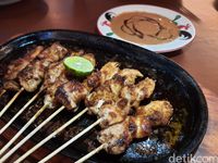 Sate Aye : Empuk Juicy Sate Domba Hot Plate dan Gule Domba Berempah
