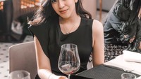 Hal itu karena saat hari terakhirnya bekerja, Ashanty membuatkan pesta farewell untuk Resiah Lim. Dari itulah banyak netizen yang salah fokus dengan Resiah Lim yang memiliki gaya seksi dan modis. Foto: Instagram @Resiahlim