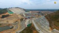 Bendungan Way Sekampung dibangun dengan biaya Rp 1,7 triliun terbagi menjadi tiga paket. Secara keseluruhan pekerjaan tiga paket yang tengah on going tidak ada kendala dengan progres fisik mencapai 85%, namun terdapat dua paket lanjutan seperti pembangunan kolam olak dan jembatan saat ini tengah proses lelang di Balai Pelaksana Pemilihan Jasa Konstruksi (BP2JK) Kementerian PUPR.Foto: Dok. Istimewa/Kementerian PUPR