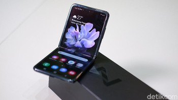 Pada awal tahun ini, Samsung mengenalkan ponsel layar lipat clamshell pertamanya, Galaxy Z Flip. Jika dibuka ponsel ini memiliki layar AMOLED 6,7 inch yang menariknya tetap bisa digunakan meski dibuka dalam posisi 90 derajat. Foto: Adi Fida Rahman/detikINET