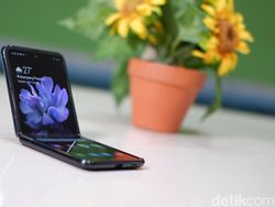 Unboxing Ponsel Layar Lipat Samsung Harga Rp 21,8 Juta