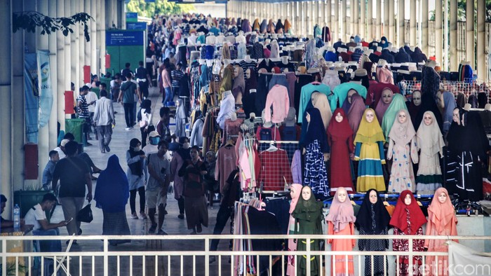 Para pedagang beraktifitas di Pasar Tanah Abang, Jakarta, Jumat (20/3/2020). Menurut sejumlah pedagang, terjadi penurunan jumlah pembeli secara signifikan sejak Senin lalu. Sepinya Pasar Tanah Abang karena himbauan berdiam di rumah untuk meminimalisir penyebaran virus Corona.