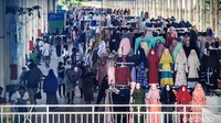 Berbagai jenis pakaian tetep dijajakan meski wabah virus corona melanda sejumlah negara termasuk Indonesia.